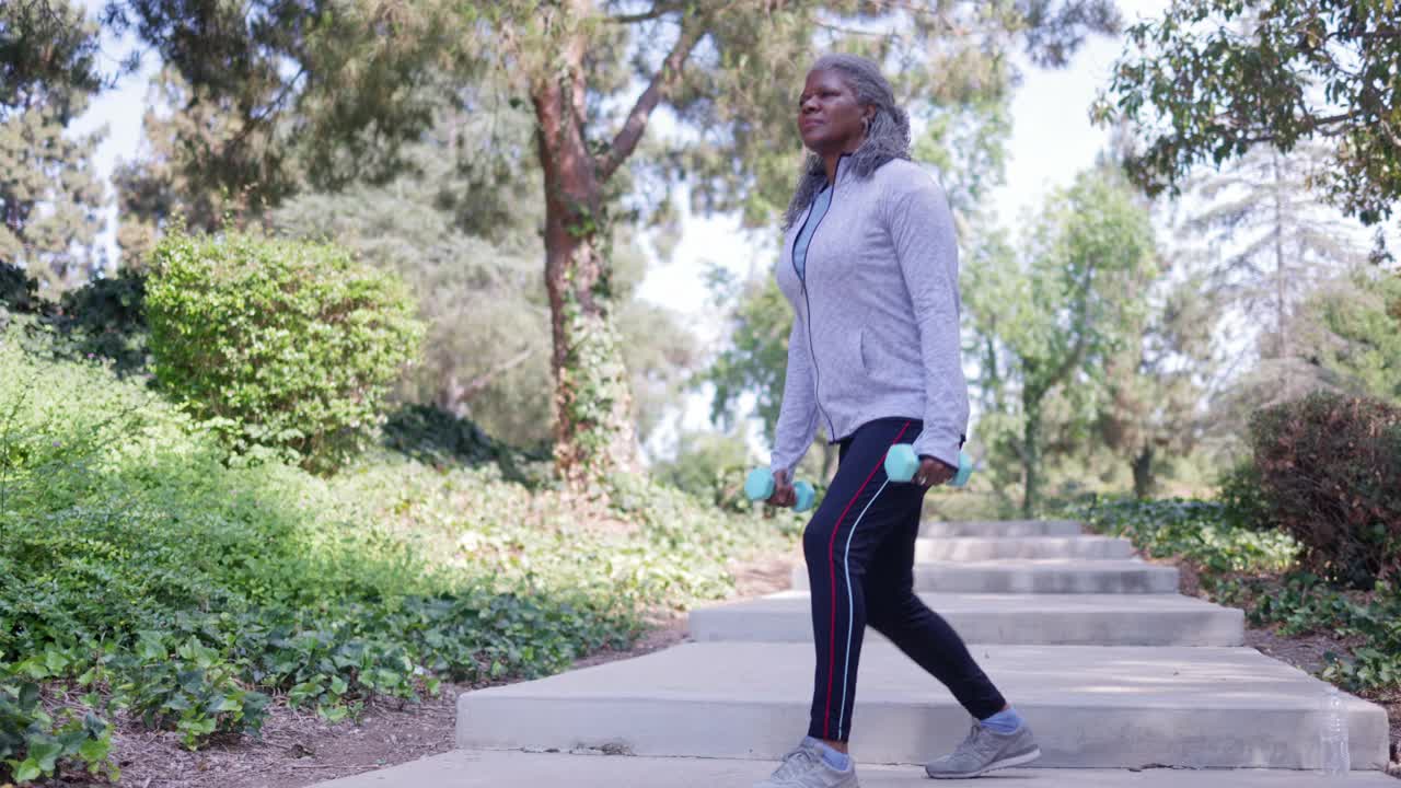 年长的黑人女性在外面健身视频素材