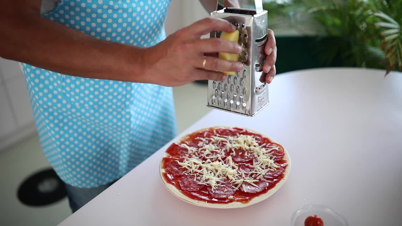 一个男人做披萨的特写视频视频下载