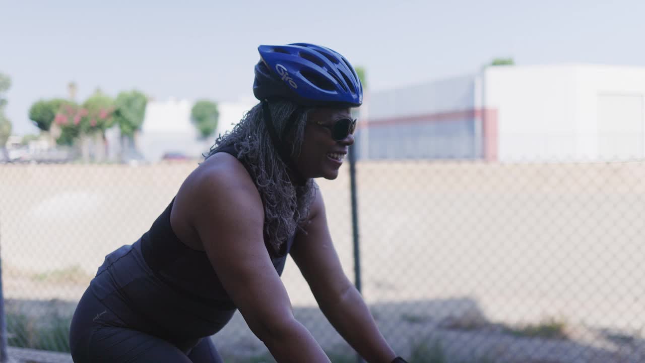骑自行车的老年黑人妇女视频下载