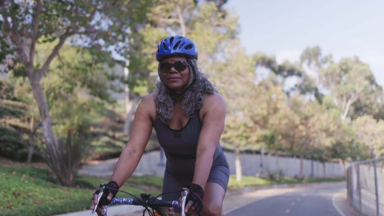 骑自行车的老年黑人妇女视频素材