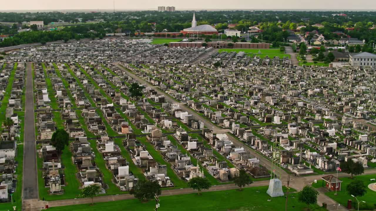 无人机横扫新奥尔良公墓视频下载