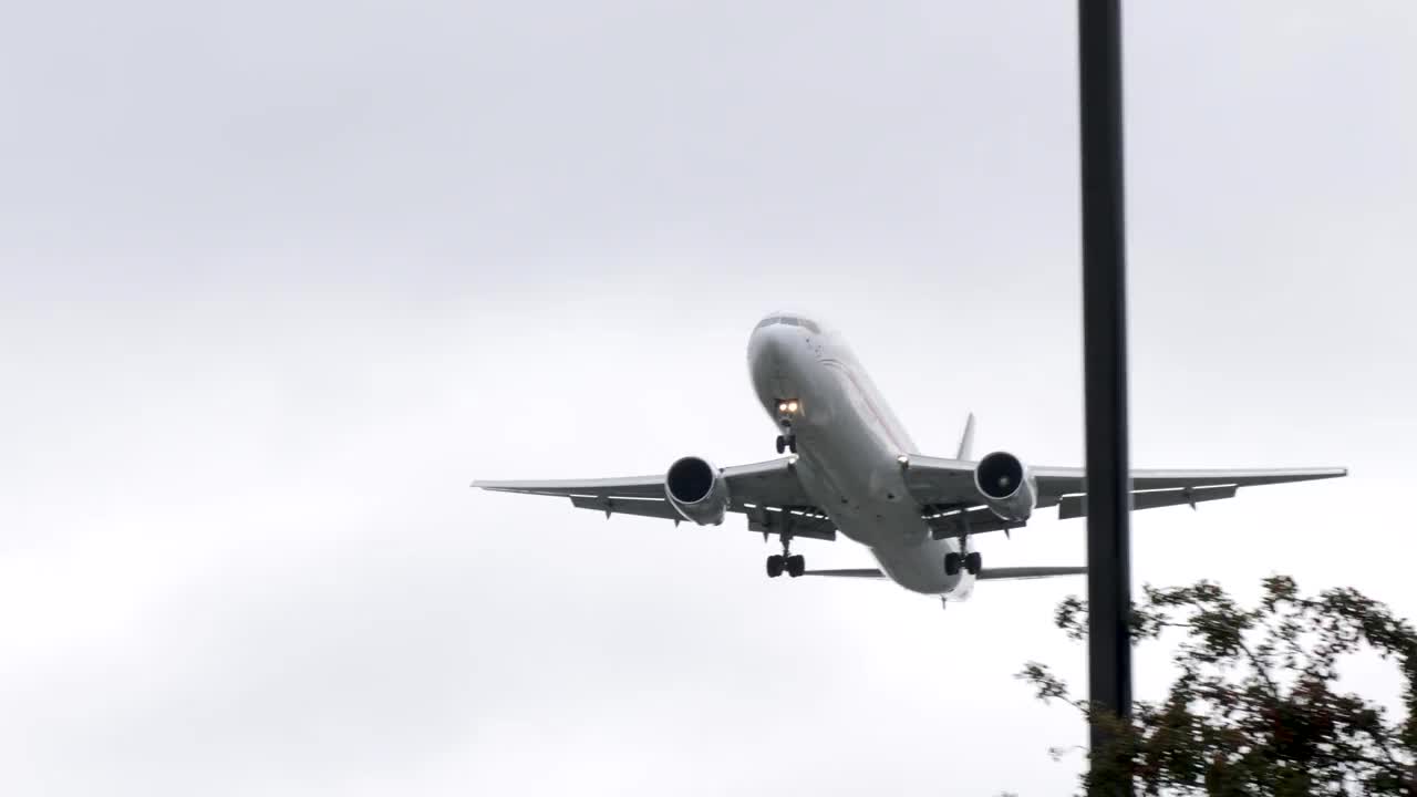 近距离跟踪拍摄的货机飞机在大风中降落在伦敦希思罗机场LHR视频素材
