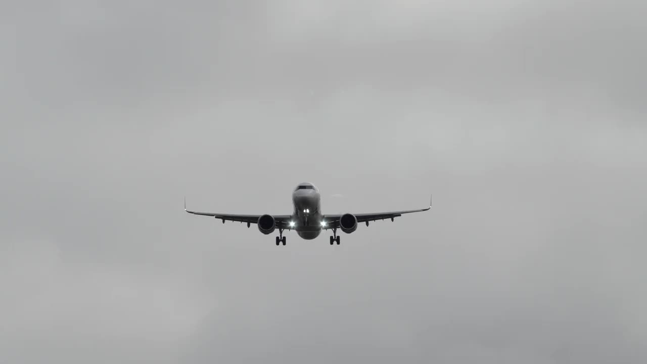 葡萄牙TAP航空公司的飞机在大风中降落在伦敦希思罗机场LHR视频素材