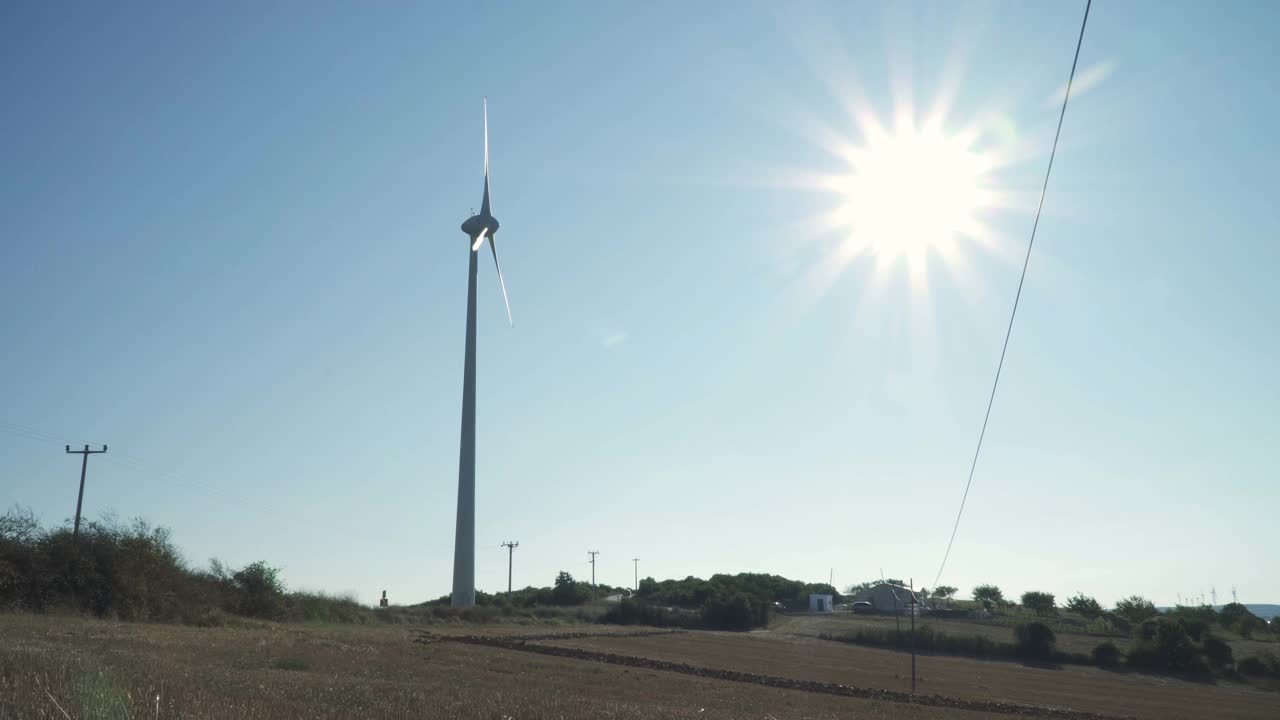 绿色田野里的路，有风力发电机视频下载