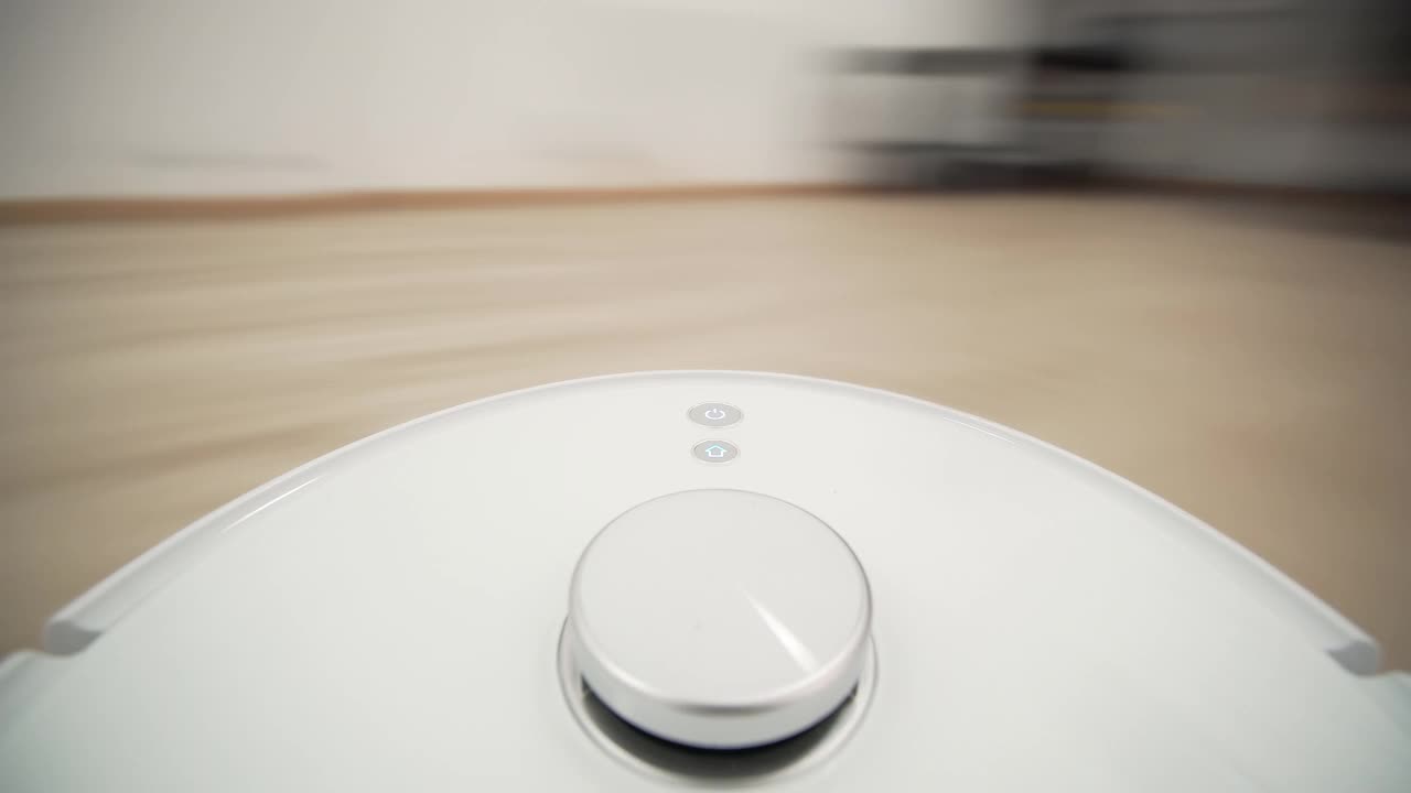 智能机器人吸尘器与激光雷达在家里视频素材