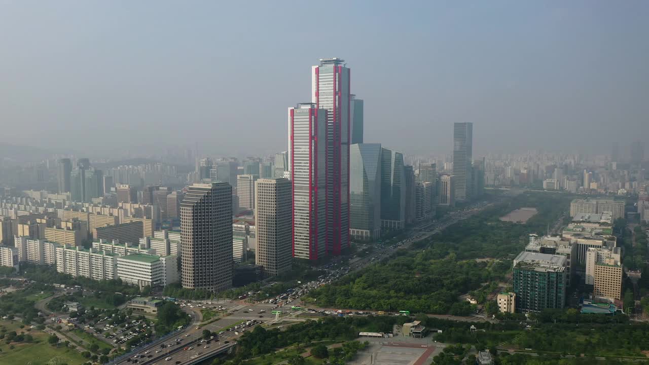 首尔永登浦区汝矣岛金融区附近的摩天大楼视频素材