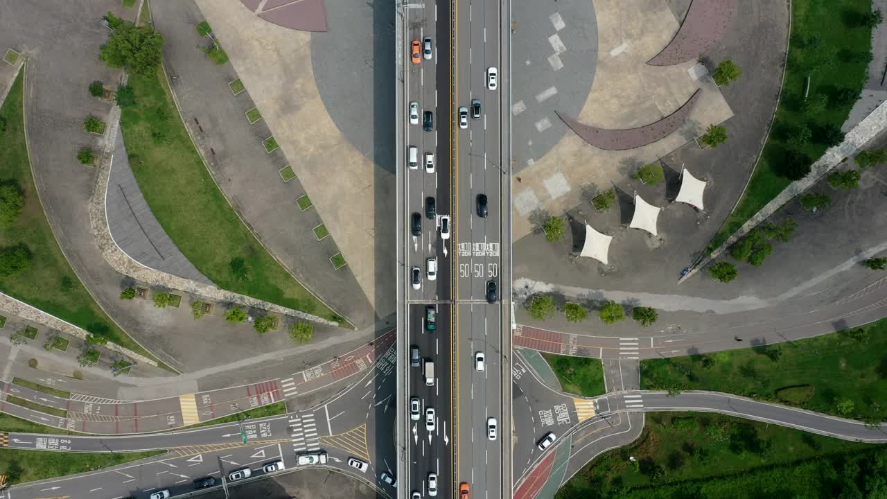 行驶在首尔瑞草区盘浦区盘浦大桥附近的车辆视频素材