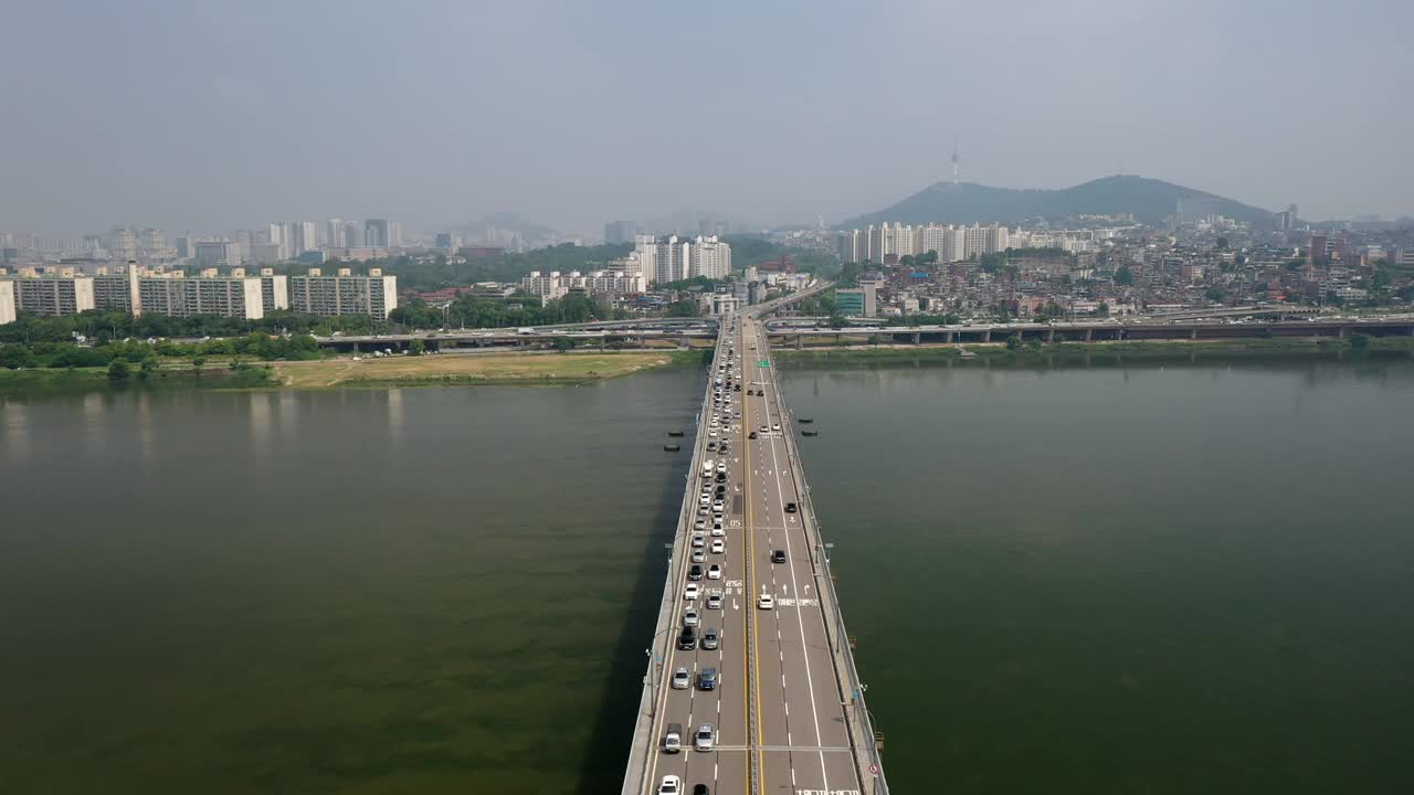 在首尔龙山区江边高速公路和盘浦大桥附近的市中心行驶的车辆视频素材