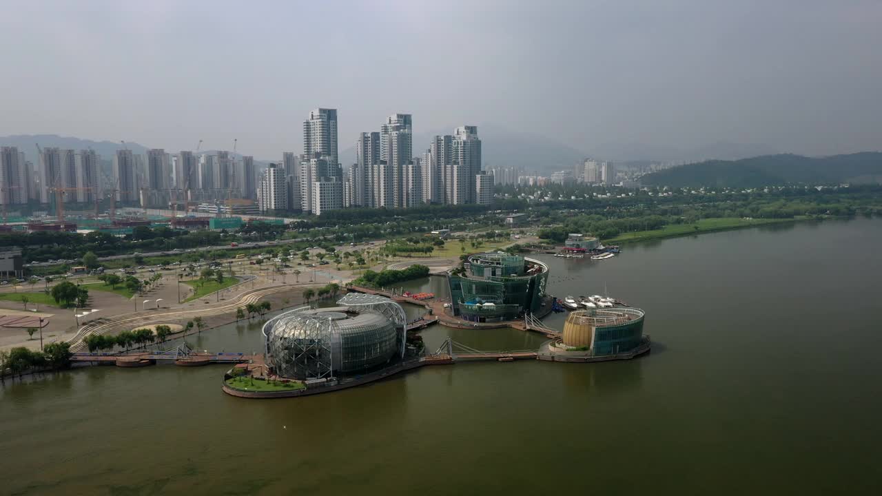 韩国首尔，奥林匹克高速公路附近的市中心和汉江盘浦区/瑞草区视频素材