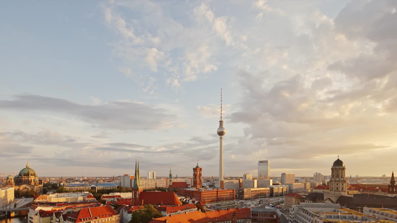 柏林夏季日出天空与云，太阳和交通视频下载