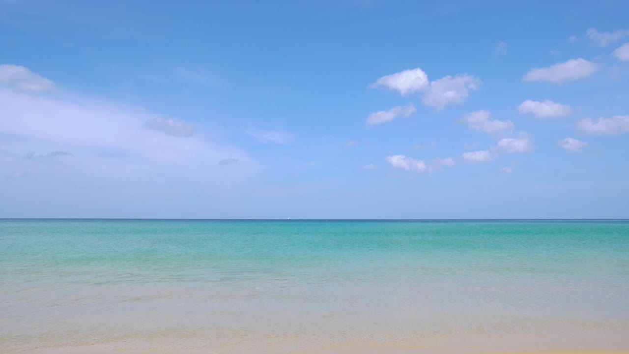 风景美丽的海滩和大海在阳光明媚的日子视频素材