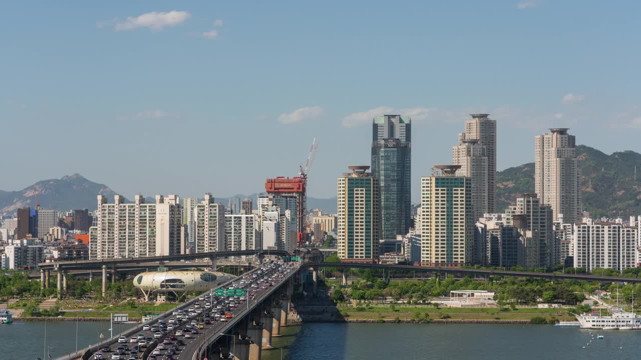 首尔广津区纛岛休闲区和清潭大桥附近的白天风景视频素材