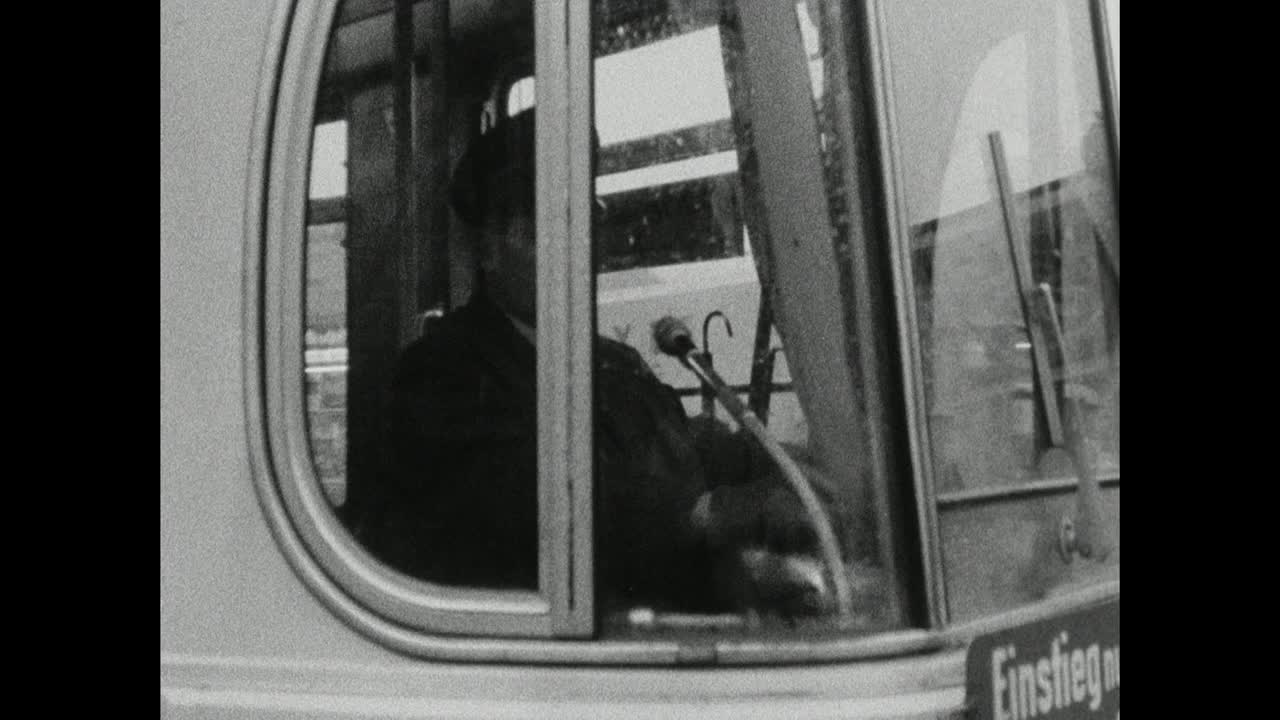 在慕尼黑乘坐有轨电车的乘客序列;1966视频下载
