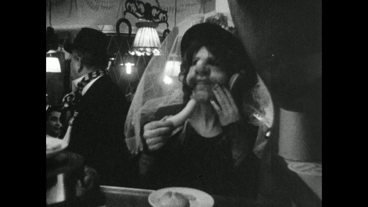 人们在Fasching聚会后的深夜吃Weisswurst;1966视频素材
