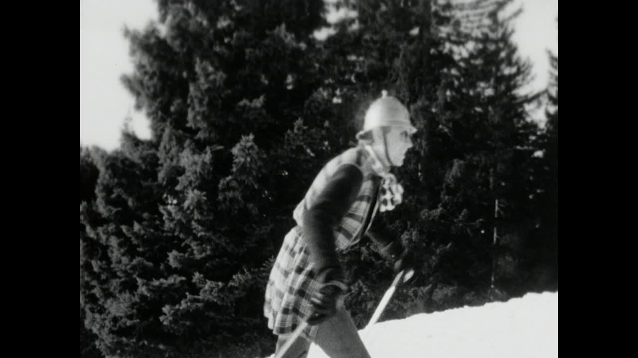 在Fasching期间，穿着戏服的男人爬上滑雪坡;1966视频素材