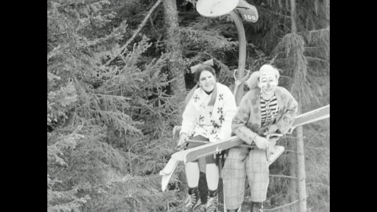 在巴伐利亚阿尔卑斯山脉，人们穿着奇装异服乘坐滑雪缆车;1966视频素材