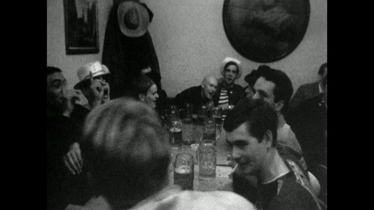在Fasching期间，男人们围着桌子一起摇摆;1966视频素材