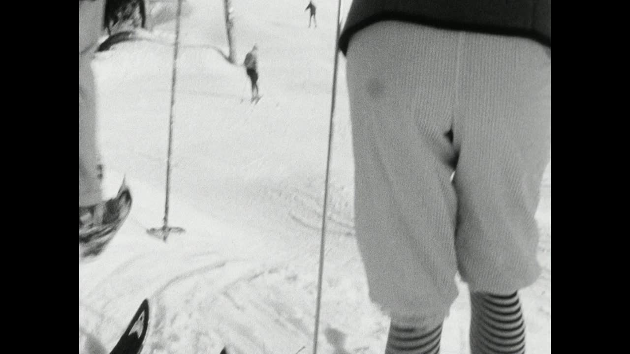 在Fasching期间，人们穿着戏服滑雪下山;1966视频素材