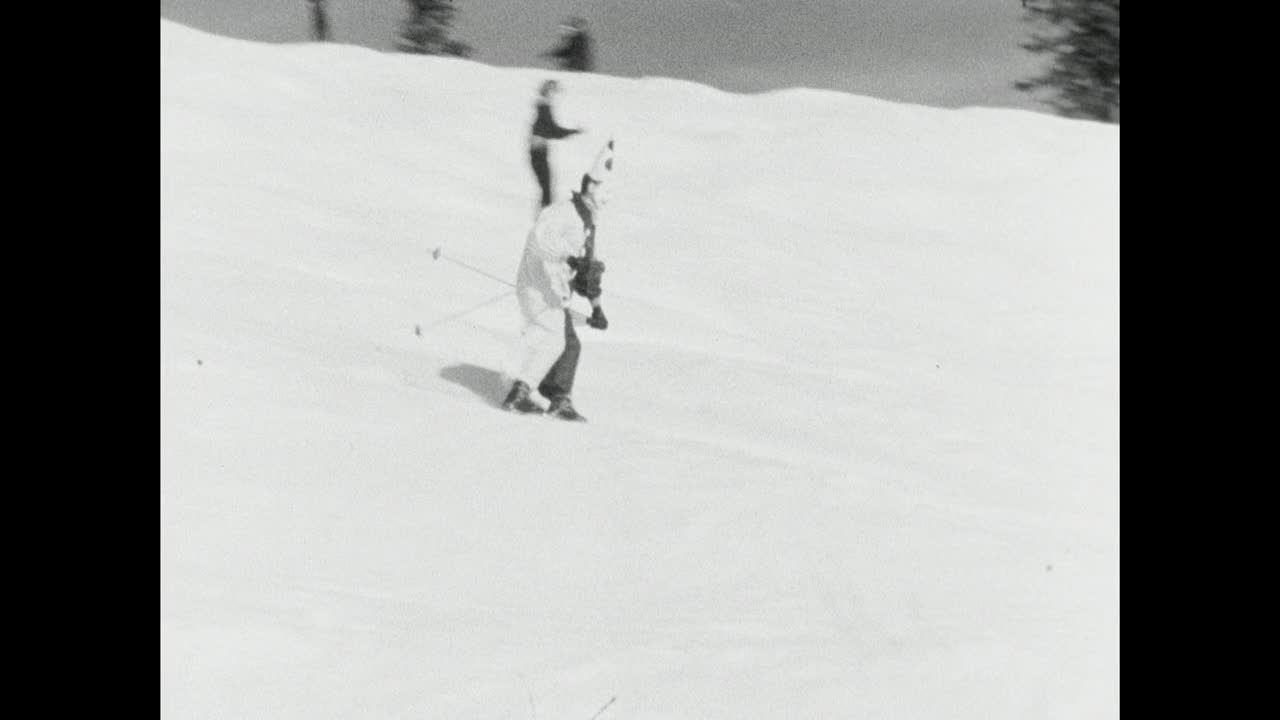 在巴伐利亚阿尔卑斯山脉，穿着戏服的男子从雪坡上滑雪;1966视频下载
