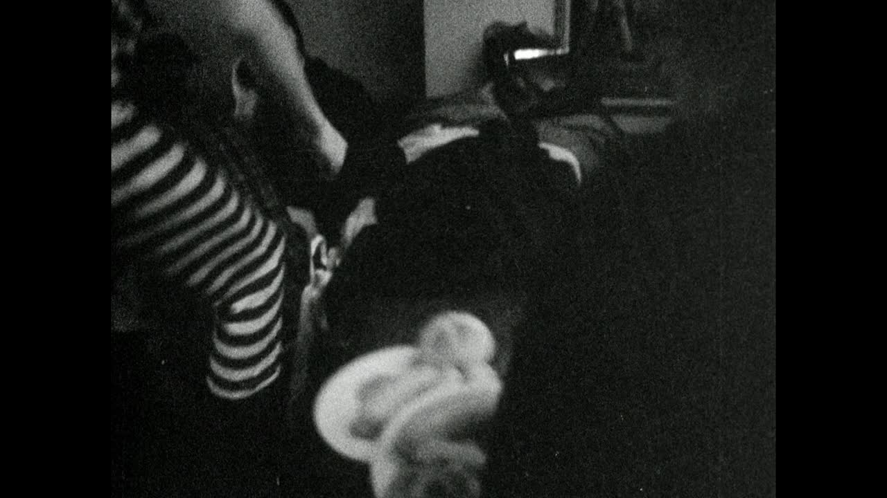 人们在Fasching聚会后的深夜吃Weisswurst;1966视频下载