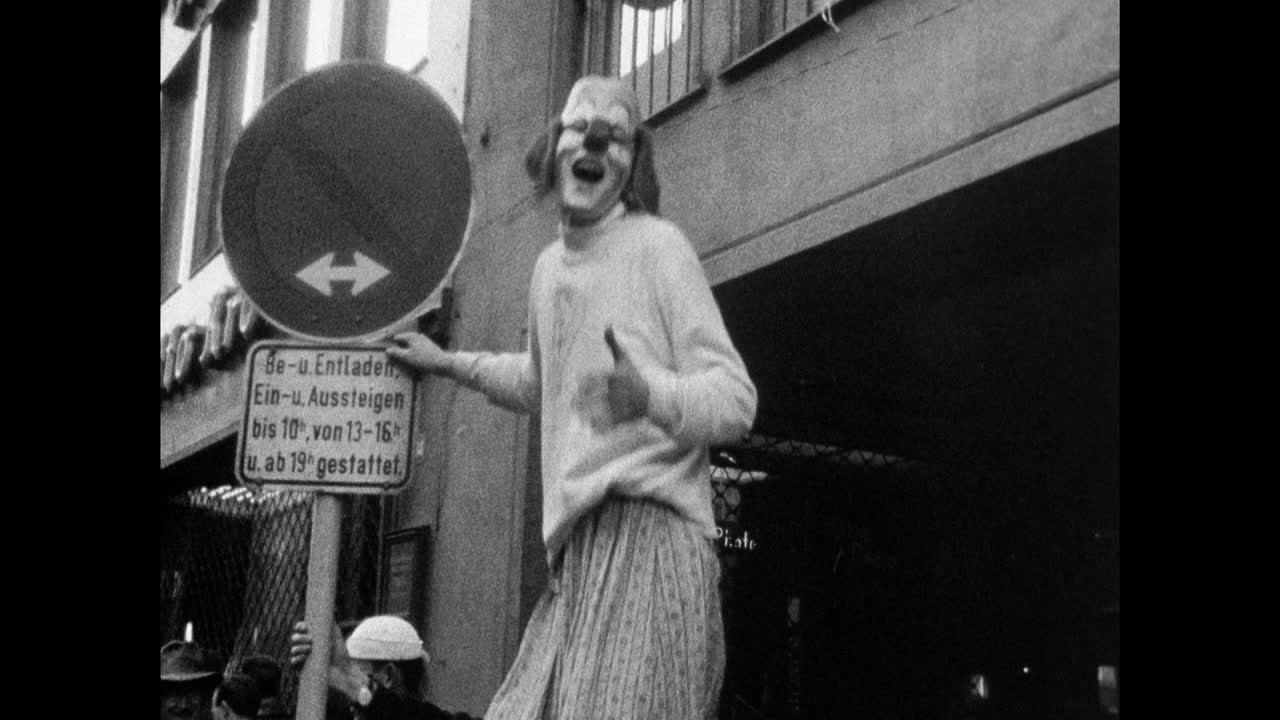 慕尼黑，一名小丑在高跷上对着镜头飞吻;1966视频下载