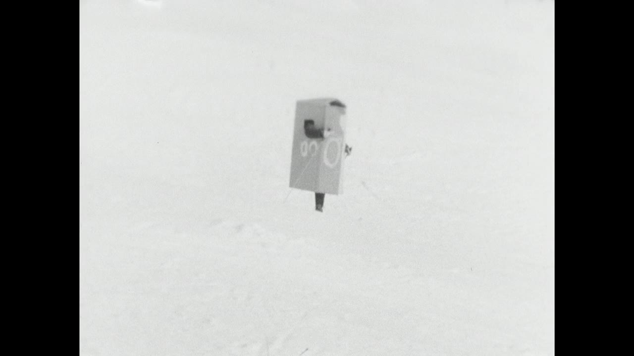 一个人穿着纸板箱滑下雪坡;1966视频素材