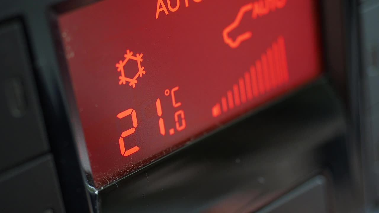 在汽车仪表板上控制显示汽车空调开关视频素材