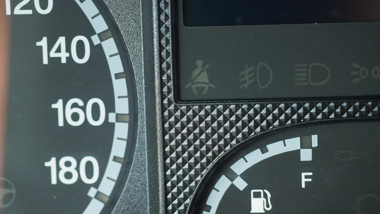 汽车控制在汽车仪表盘上的特写打开点火开关视频素材