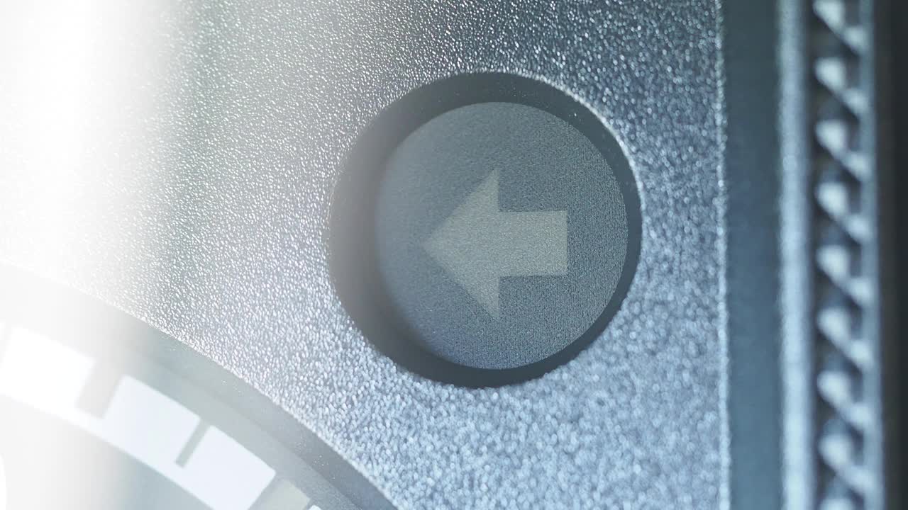 汽车仪表盘上的转向灯指示灯闪烁视频素材