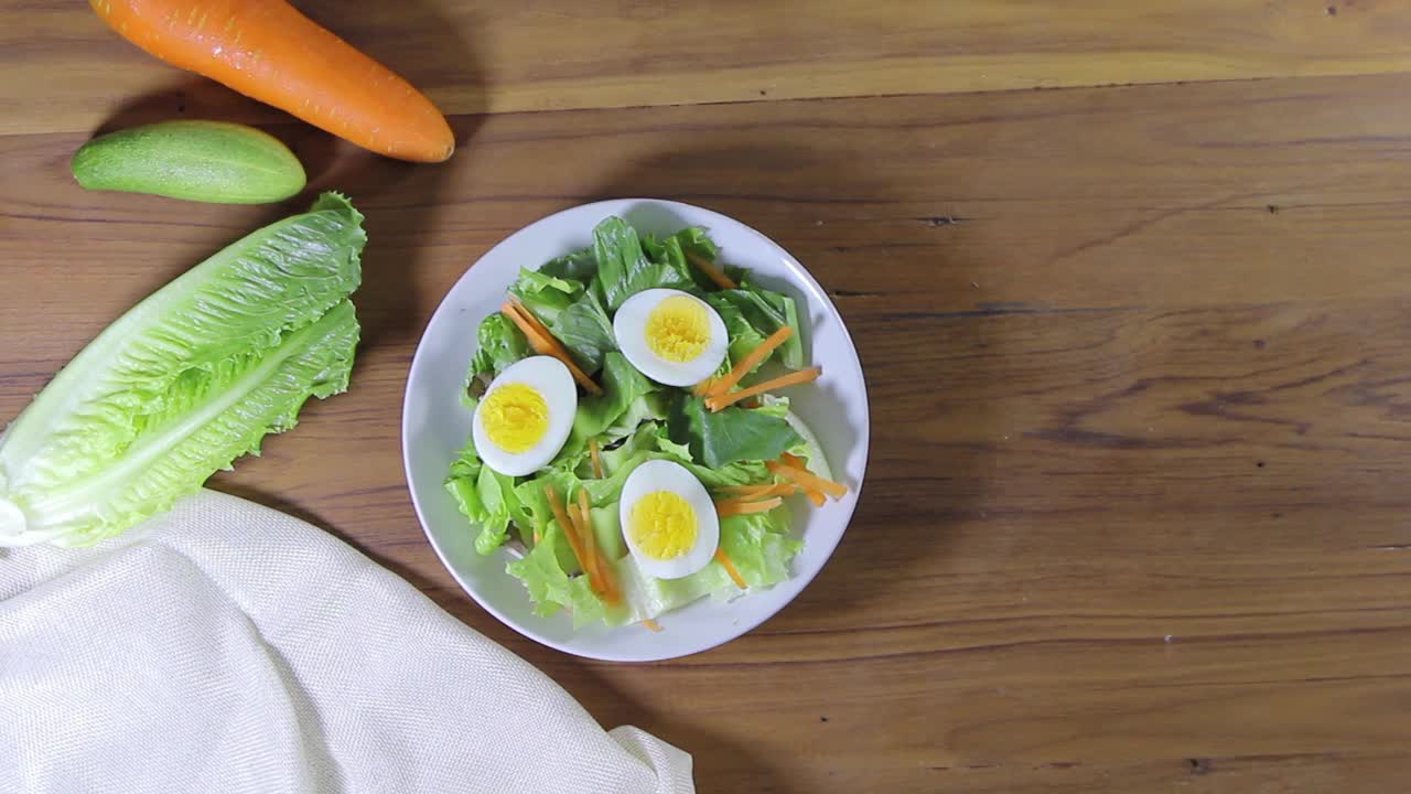 新鲜蔬菜和鸡蛋放在盘子里视频素材