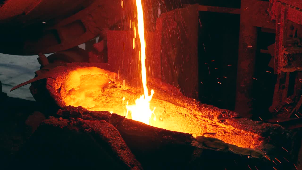 熔化的金属在输血时产生火花的流动。冶金工厂设备，冶金行业理念。视频素材