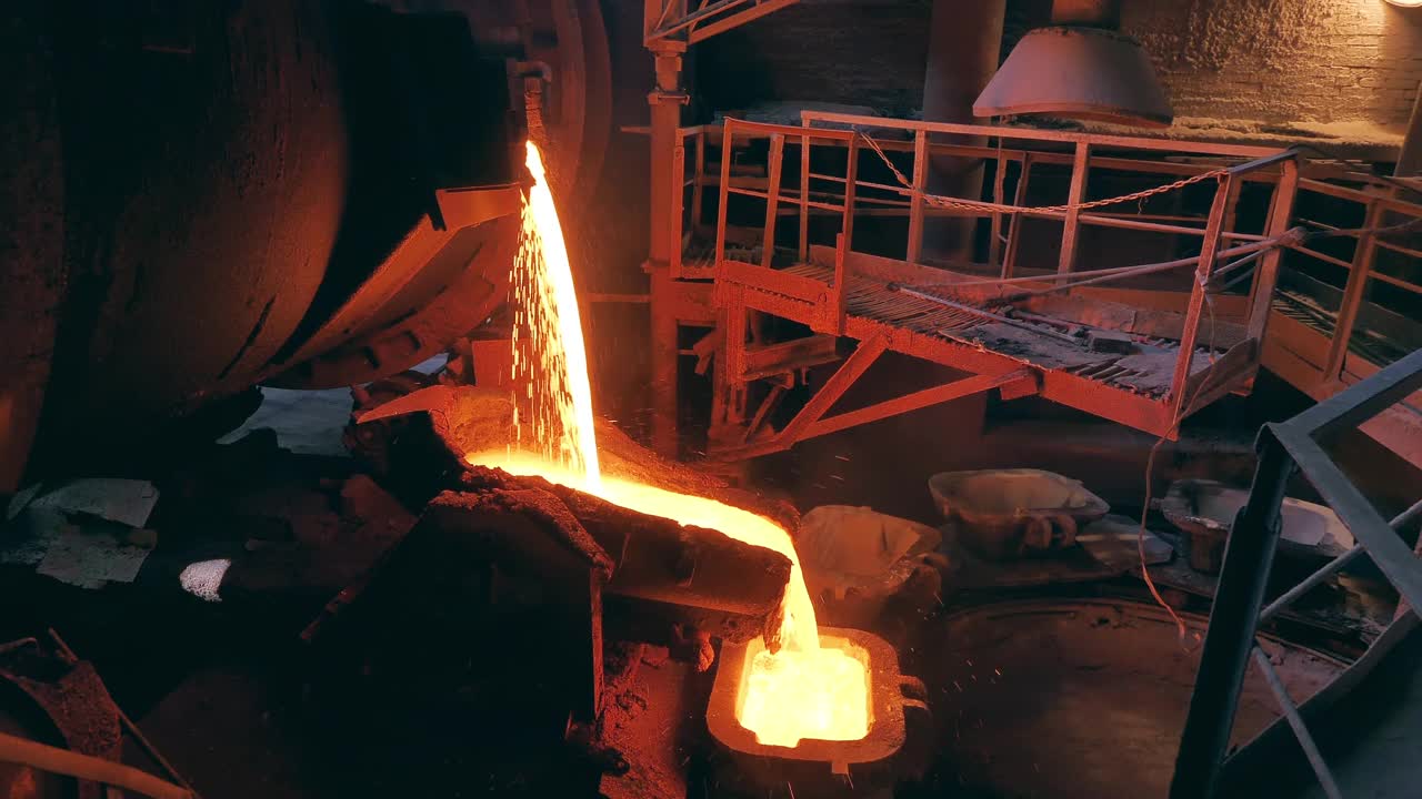 熔化的金属正在经受工业熔炼视频素材