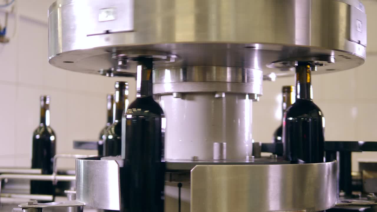 现代化酒厂的葡萄酒装瓶生产线视频下载