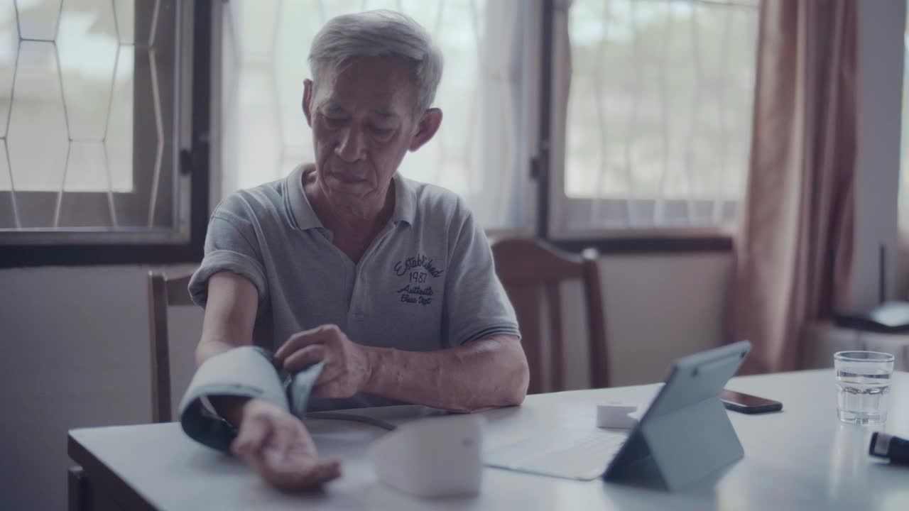 老人用血压计检查身体视频下载