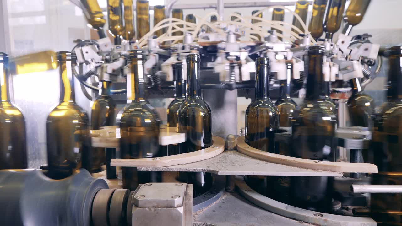 葡萄酒工厂的装瓶生产线视频素材