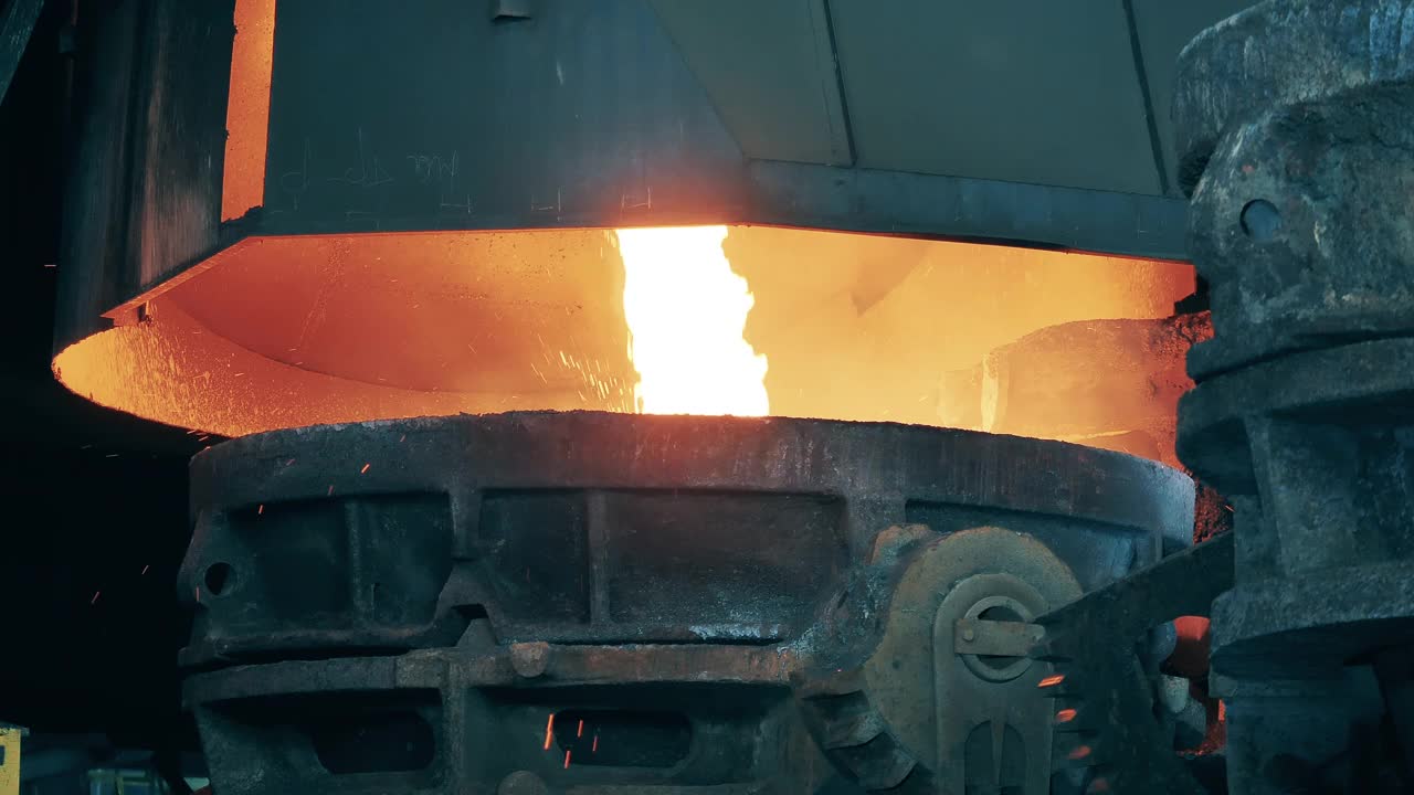 熔化的金属正倒入一个巨大的容器中。冶金工厂设备，冶金行业理念。视频素材