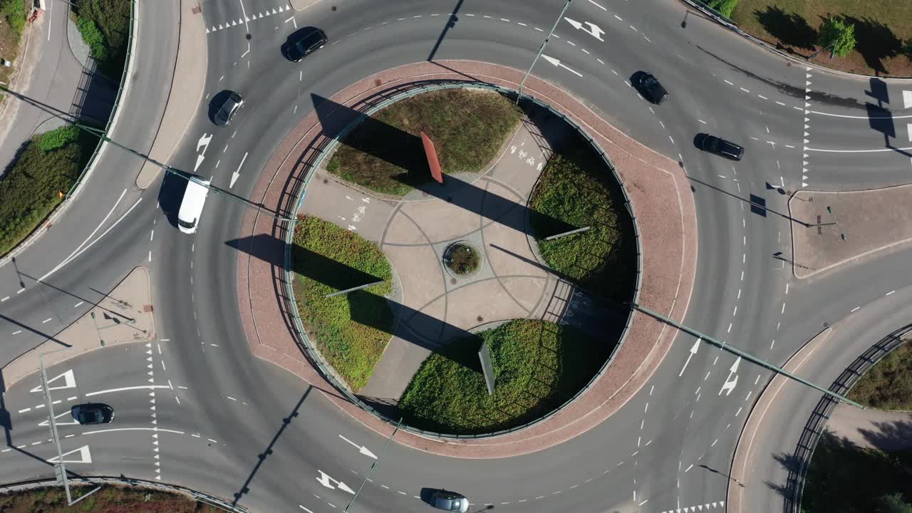 现代交通交汇处，地面上有自行车道视频素材