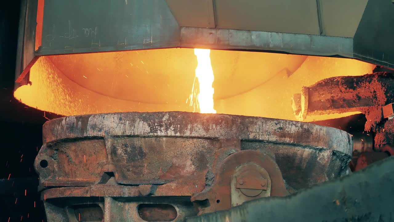 冶金工厂设备，冶金行业理念。熔化的熔炉，熔化的金属从里面流出来视频素材