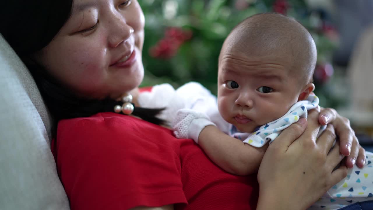 亚洲宝宝趴在妈妈胸口的时间视频素材