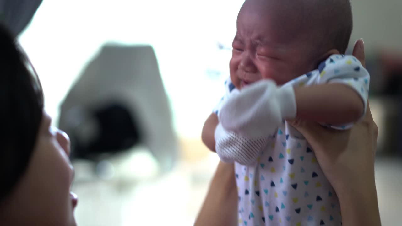 一位妇女在安慰哭闹的婴儿视频素材