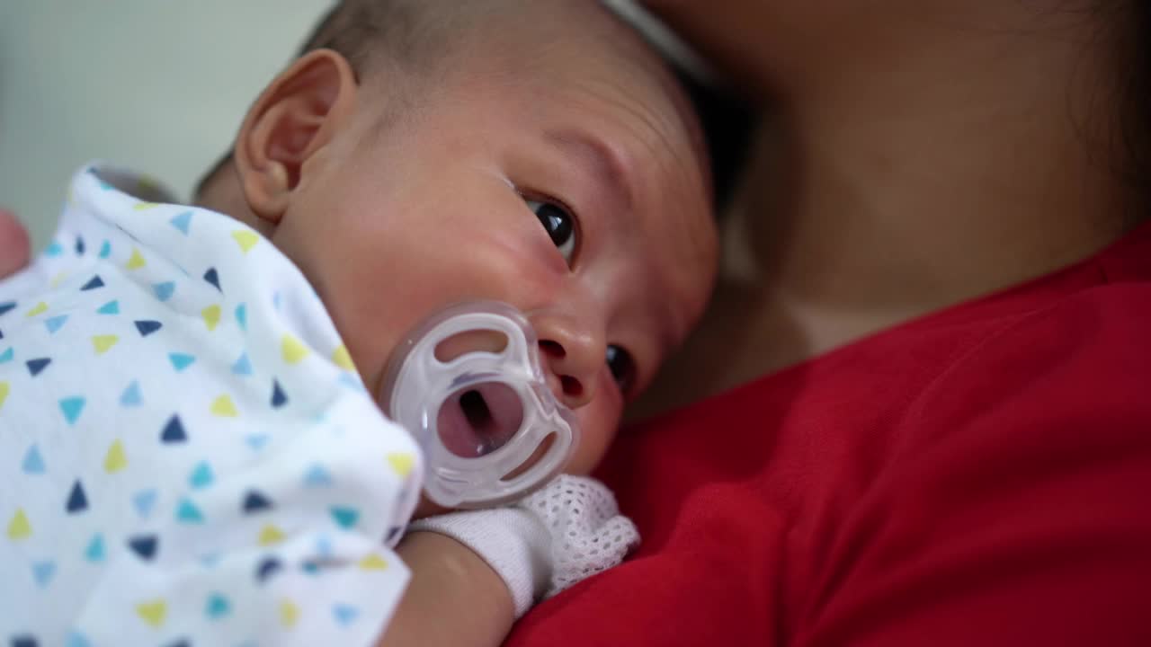 女人在安慰胸前的婴儿视频素材