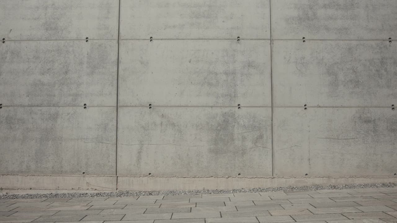 男女朋友在灰色的墙边跳舞视频下载