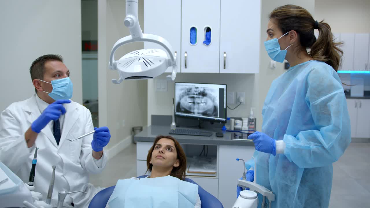 一位拉丁美洲妇女在牙医那里接受牙科治疗视频素材