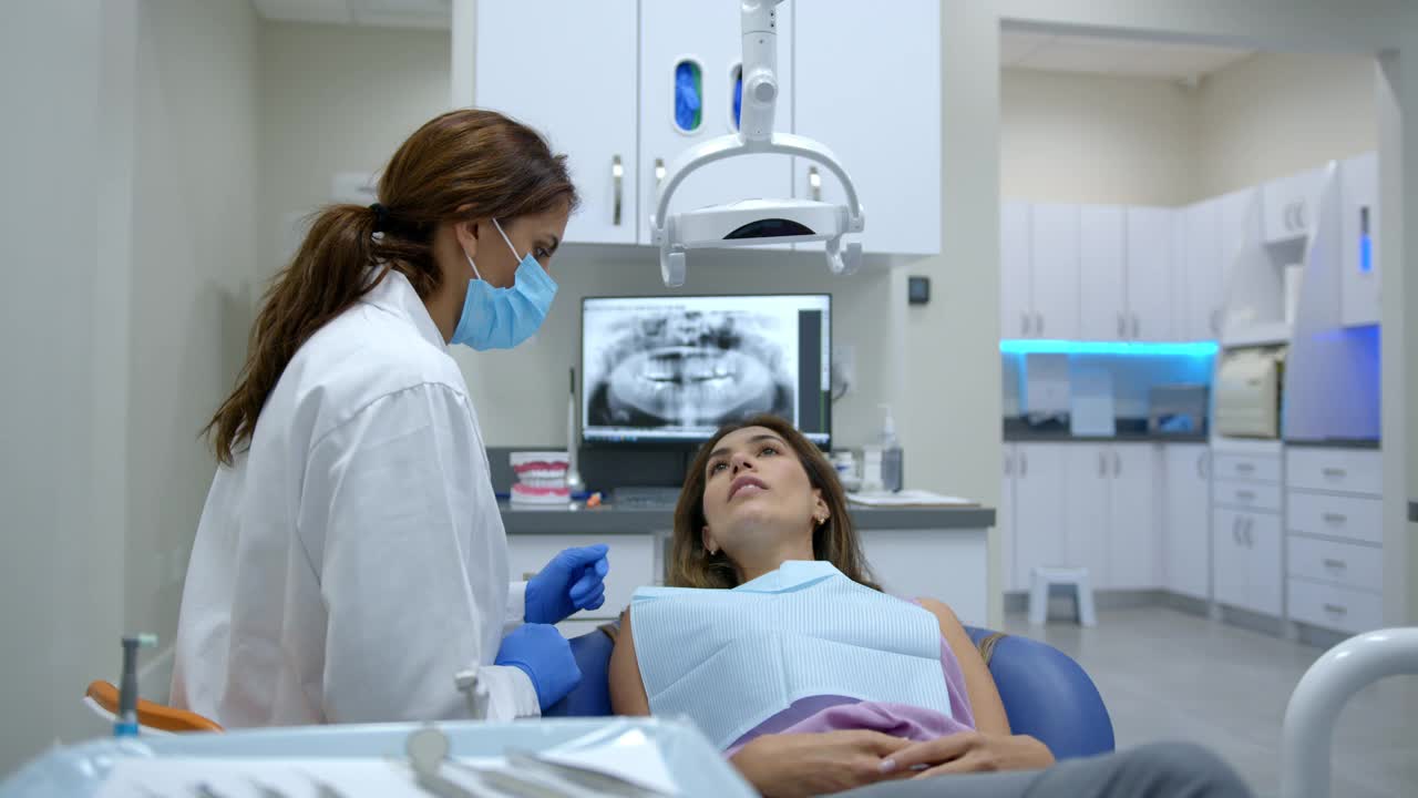 去看牙医的女性，告诉她牙痛在哪里视频素材