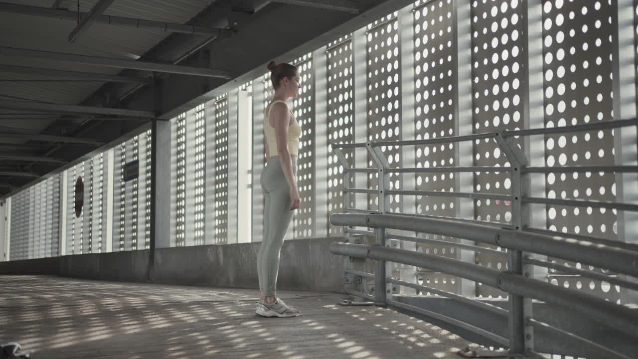 女舞者在停车场练习芭蕾舞视频下载