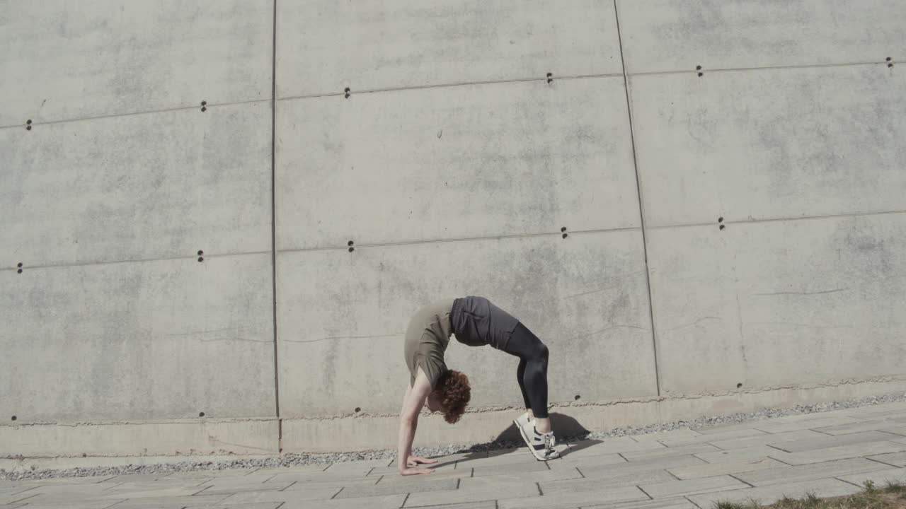 女人和男友靠墙跳芭蕾视频下载