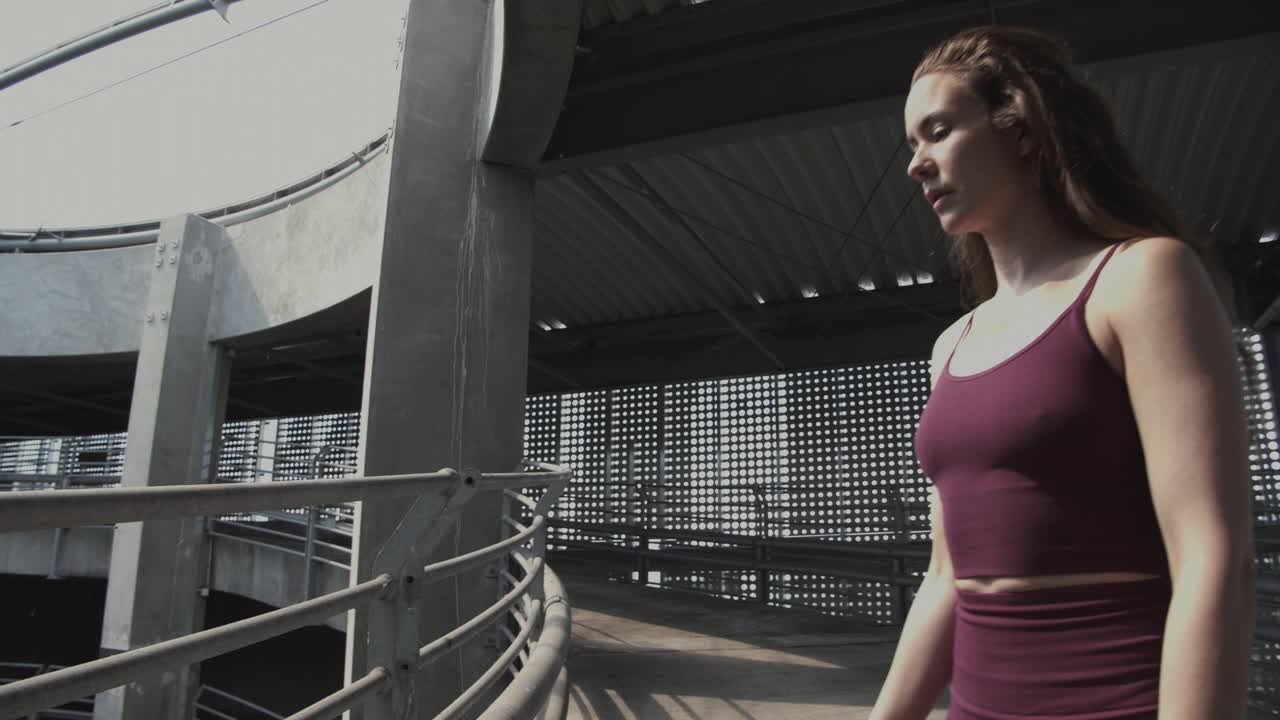 女舞蹈演员在停车场排练视频下载