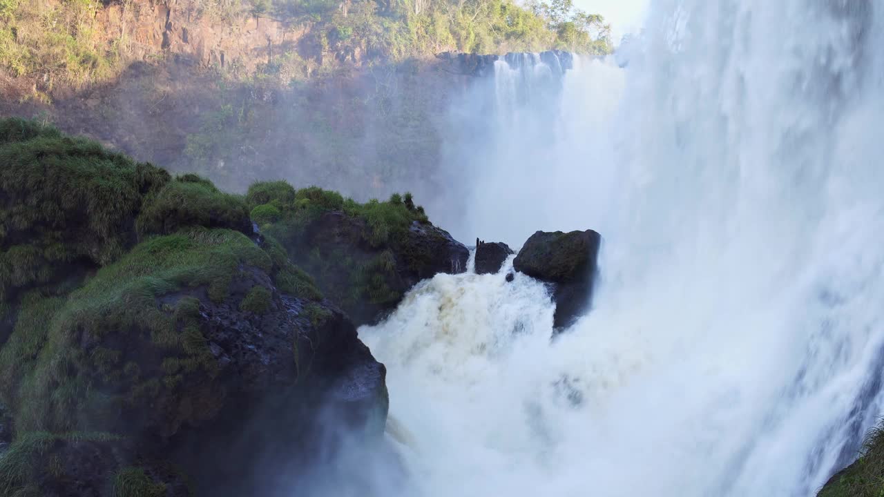 巴拉圭瀑布“Salto del Monday”下方的视频。视频下载
