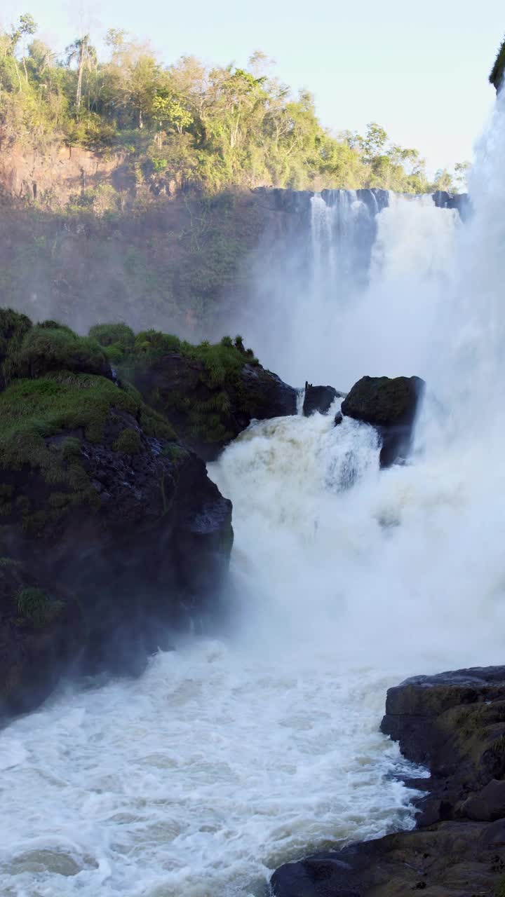 巴拉圭瀑布Salto del Monday的垂直视频。视频下载