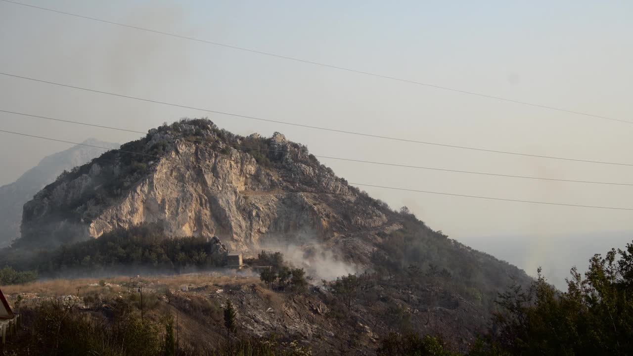 飞机扑灭了黑山山脉的森林大火视频素材